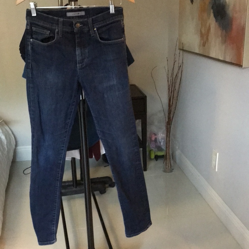 Joe’s jeans preowned in good condition. In dark blue color SZ 30